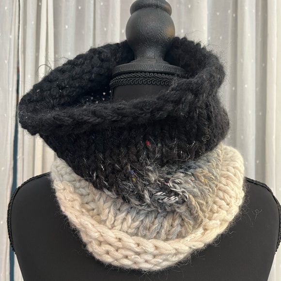 Handmade Chunky Knit Infinity Scarf à la Vintage Sweaters - Picture 2 of 5